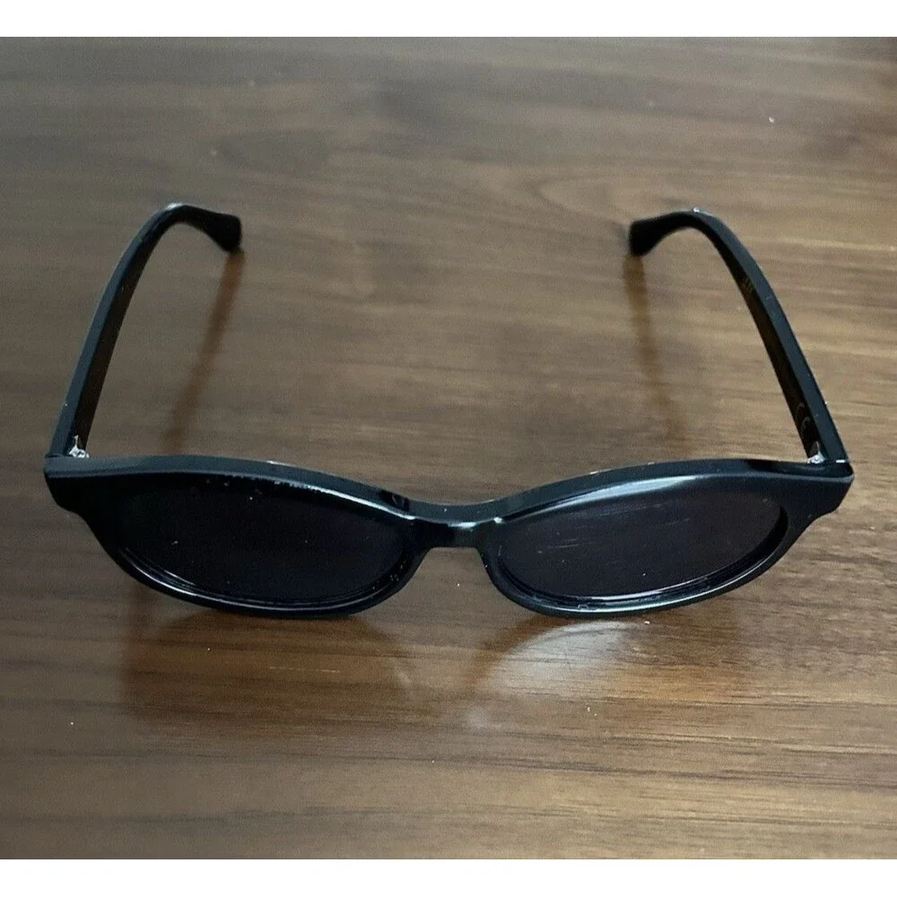 H&M 1343516 Cat eye Sunglasses Black Plastic/  Black Tinted Lenses UV400 used